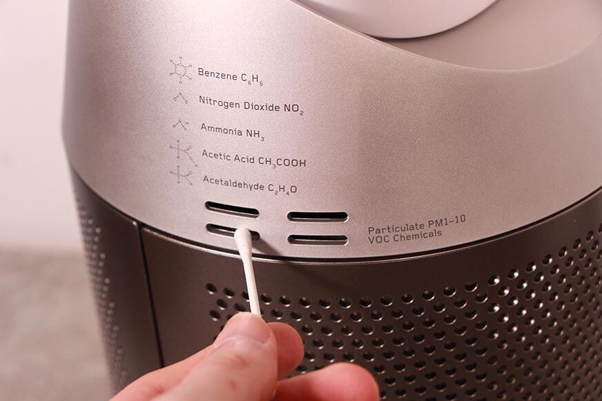 Die Sensoreinlässe eines Dyson Luftreinigers werden mit einem Wattestäbchen gereinigt